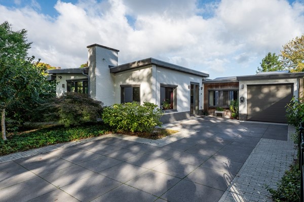 Bernhardstraat 2, Son en Breugel